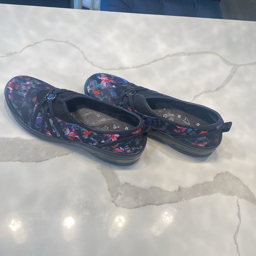 BZEES Shoes - Picture 4 of 7